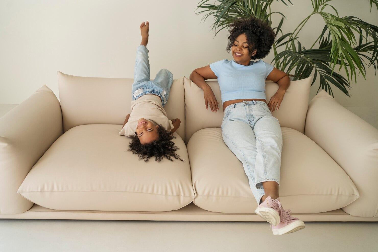 plein-coup-smiley-mere-enfant-canape_52683-97538